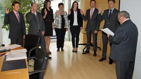 Bürgermeister Karl Seitle (rechts) vereidigte die neuen Gemeinderäte Reinhard Schläfer, Wolfgang Tarnick, Patricia Fürholzer, Brigitte Fleischmann, Marina Eibl, Frank Richlich und Armin Adolf (von links). 