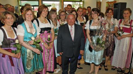 Mit einer Rose würdigte Bürgermeister Karl Seitle (Mitte) die Arbeit des Krippenpersonals. 