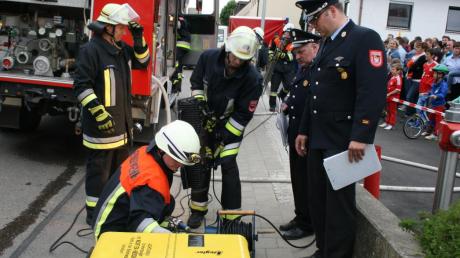 Bei der Prüfung mussten die Feuerwehrmänner unter anderem zeigen, dass sie den Umgang mit den technischen Geräten beherrschen. 
