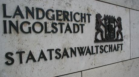Ein 28-Jähriger aus Ingolstadt soll seiner Freundin im Mai die Kehle durchgeschnitten haben.