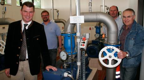 Der neue Vorsitzende Günter Gamisch (links) mit seinem Vorgänger Albin Kaufmann (rechts) sowie dem technischen Wassermeister Markus Appel (hinten rechts) und Daniel Berger von der Verwaltung des Zweckverbands Burgheimer Gruppe.  

