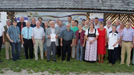 Die Bayerische Ehrenamtskarte überreichte Landrat Roland Weigert (links) im Rosinger Hof an über 40 Frauen und Männer, die sich seit vielen Jahren ehrenamtlich engagieren. 