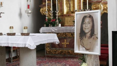 Franziskas Bild in ihrer Heimatkirche in Möckenlohe, als dort die Trauerfeier stattfand. Der Prozess gegen den mutmaßlichen Mörder beginnt im Januar. Archivbild