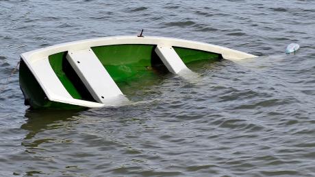 An Silvester 2013 ging auf einem Teich bei Geisenfeld ein Boot mit fünf Jägern unter. Zwei von ihnen starben bei dem schrecklichen Unglück.