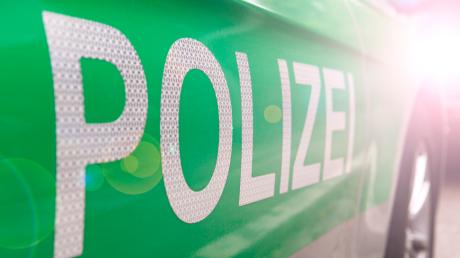 Eine Mitarbeiterin des Restaurants an der Rastanlage der A 8 Augsburg Ost, wurde im Hinterhof von einem Mann mit einer Eishockymaske erschreckt. 