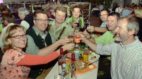 Bürgermeister Tobias Gensberger (2. von links) und die Bergheimer Bürger ließen die Organisatoren vom Gartenbauverein beim Weinfest hoch leben. 