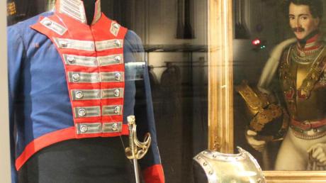 Diese militärische Uniform findet sich im Schaufenster der Ingolstädter Sparkasse.