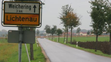 Die Verkehrssituation auf der Gemeindeverbindungsstraße zwischen Lichtenau und Weichering ist wegen der Enge der Fahrbahnen oft schwierig.  
