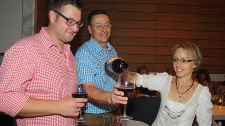 Haben das Weinfest organisiert: (von links) Michael Leichtenstern, Pfarrgemeinderatsvorsitzender Fred Braumandl und Sabine Faller. 
