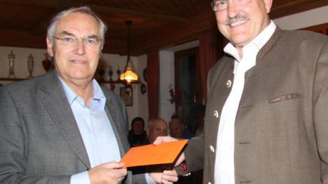 Albin Kaufmann bekam für sein langjähriges Engagement für die FW-Ortsgruppe einen Reisegutschein von Klaus Rössler überreicht. 

