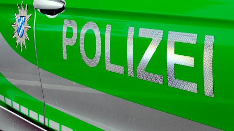 Ein Familienstreit war offenbar der Auslöser dafür, dass in der Nacht auf Sonntag ein 22-Jähriger vom Balkon einer Wohnung in Biberbach auf ein Glasdach sprang.