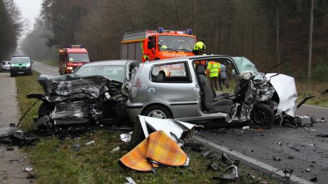 Frontal zusammengekracht sind die beiden Fahrzeuge bei dem von einem Wildschwein ausgelösten Verkehrsunfall zwischen Schrobenhausen und Sandizell im Hagenauer Forst.