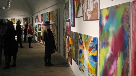 107 Künstlerinnen und Künstler haben Werke für den Ingolstädter Bildermarkt in der Harderbastei geliefert. 
