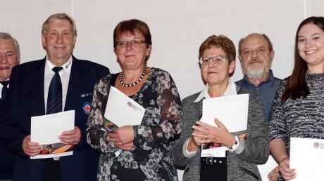 Langjährige aktive Mitglieder wurden durch den Kreisvorsitzenden Dieter Roth (von links) ausgezeichnet: Günter Weiß (50 Jahre), Maria-Elisabeth Gubo (40), Ingrid Wojner (30), Henry Wojner (4) und Verena Weigl (10).  
