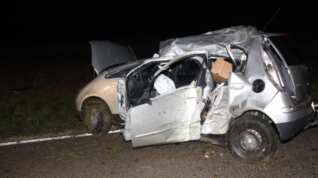 Bei einem schweren Verkehrsunfall ist am Montagabend ein 20-jähriger Denkendorfer lebensgefährlich verletzt worden.  
