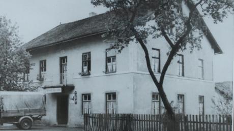 1872 hat der Vater von Ludwig König (siehe Bild unten) dieses Haus gebaut. Unten waren die Wirtsstube und die Küche, oben der Saal und die Schlafräume. Das Gebäude wurde 1983 abgerissen. An derselben Stelle steht heute der Landgasthof Vogelsang.