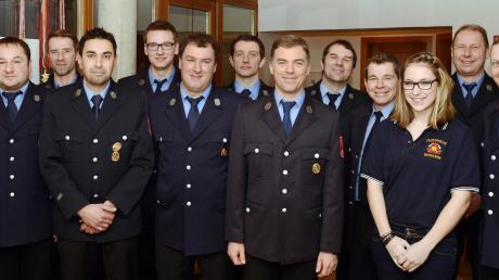 Bürgermeister Tobias Gensberger (rechts) mit den neu gewählten Vorstandsmitgliedern der Feuerwehr Bergheim. 