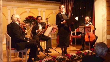 Das Georgische Kammerorchester mit Sopranistin Agnes Preis auf der Bühne des Burgheimer Pfarrsaals beim Neujahrskonzert.  

