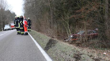 Schwere Verletzungen zog sich der 19-jährige Fahrer dieses Autos bei einem Unfall am "Galgenberg" zwischen Ried und Nassenfels zu. 
