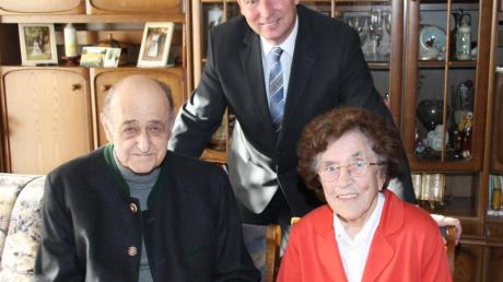 Sie sind seit 60 Jahren ein Paar: Konrad und Anni Hertrich. Bürgermeister Günter Gamisch kam zum Gratulieren. 
