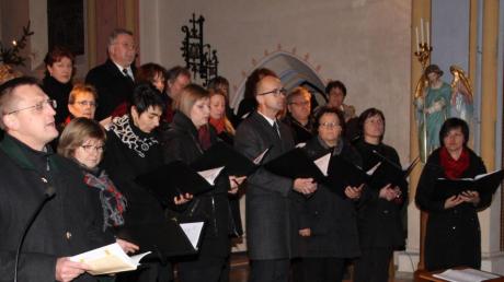 Der Singkreis Gempfing unter Erich Hofgärtner (rechts) sang weihnachtliche Weisen. Pfarrer Thomas Brom (links am Mikrofon) las einen besinnlichen Text dazu. 
