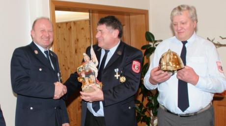 Weil sie sich als Rentner immer noch aktiv für die Weicheringer Feuerwehr einsetzen, erhielten Georg Niedermeier sen. (rechts) sowie Martin Vollnhals (2. von rechts) von Kommandant Karl Beck eine Anerkennung.  
