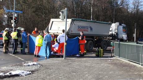 Bei einem schweren Unfall in Ingolstadt wurde eine Frau von einem Lastwagen überrollt. Sie starb auf der Straße.