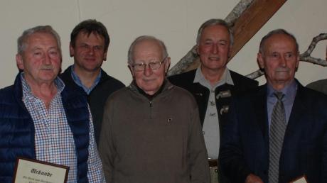 Vereinsvorsitzender Josef Mack (rechts) mit seinen Vorstandskollegen und langjährigen Mitgliedern. 
