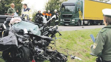 Eine 42-Jährige starb Anfang Oktober 2014 auf der B 16 bei Burgheim. Sie war eine von drei Unfalltoten 2014 im Bereich der Neuburger Polizei. 