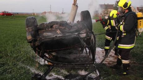 Völlig ausgebrannt ist dieses Auto, mit dem sich ein 20-jähriger Burgheimer zwischen Rain und Staudheim viermal überschlagen hat. 