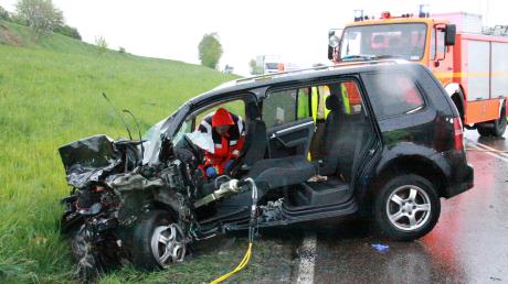 Ein schreckliches Bild bot sich den Einsatzkräften bei einem Verkehrsunfall gestern Früh zwischen Dünzlau und Irgertsheim, wo eine Autofahrerin aus dem Landkreis Neuburg-Schrobenhausen ihr Leben verlor. 