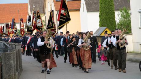 Zwölf Fahnenabordnungen machten sich beim Festzug in Hollenbach auf den Weg vom Gemeinschaftshaus in die Kirche. 	