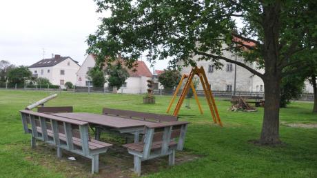 Hält nach Ansicht so manches Gemeinderats bestimmt 100 Jahre: die Sitzgruppe auf dem Spielplatz in Ballersdorf. 	