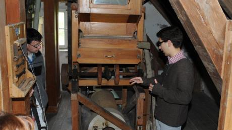 Fabian Schuhmann (rechts), angehender Maschinenbauingenieur und Urenkel des letzten Besitzers der Grasmühle, verstand es prächtig, für das Müllerhandwerk zu „klappern“ und die Besucher für das alte Handwerk zu begeistern. 
