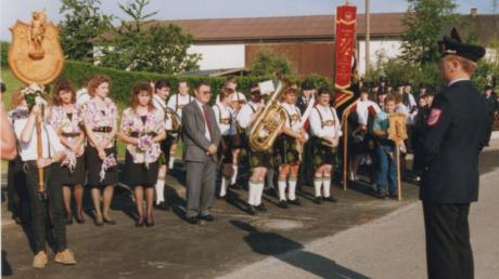 1990 wurde das 100-jährige Bestehen der Feuerwehr Buch-Holzkirchen gefeiert. Neben den Festdamen hatte sich der damalige Landrat Richard Keßler gereiht. 