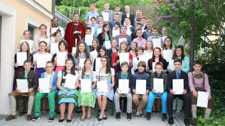 47 Burschen und Mädchen empfingen in der Pfarreiengemeinschaft Burgheim das Sakrament der Firmung. 	