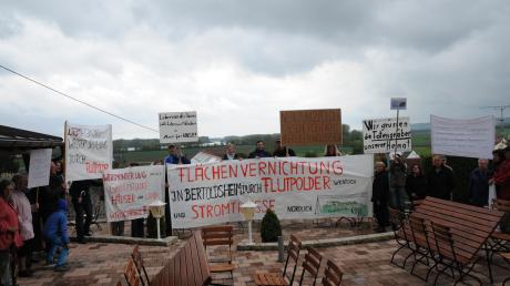 Demonstranten auf der Terrasse der Schlosswirtschaft beim Runden Tisch. Im Hintergrund das Areal des geplanten Flutpolders.