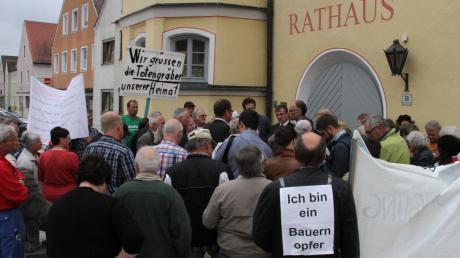 Rund 50 Demonstranten fanden sich gestern vor dem Rennertshofener Rathaus ein.  	 	