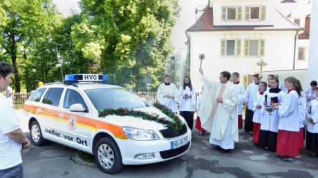Pfarrer Werner Dippel gab dem neuen Einsatzfahrzeug der Helfer vor Ort den kirchlichen Segen. 	