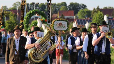 Bei strahlendem Sonnenschein zog der Festumzug anlässlich des 90-jährigen Vereinsjubiläums der Donauperle-Schützen zur Bergheimer Dorfhalle. 
