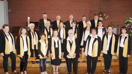 Eine fröhlich singende Chorgemeinschaft des Kirchenchors Weidorf feierte 25-jähriges Bestehen. 	