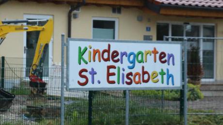 Auf kleinstem Raum bewegt ein Bagger das Erdreich vor dem Kindergarten in Rohrenfels. Bald soll davon nichts mehr zu sehen sein. 