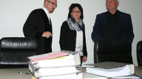 Richter Konrad Riedel (links) und die Schöffen können nicht weiterverhandeln. Der Prozess um die Mauscheleien im Hochbauamt der Stadt Ingolstadt wurde gestern ausgesetzt. Ab Herbst soll das Verfahren wieder von vorne aufgerollt werden. 	
