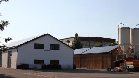Auf den Dächern der Hallen des Bauhofs ist ein Teil der Solarpaneele des Bürgersolarkraftwerks montiert. Die Marktgemeinde stellt Dächer von gemeindeeigenen Gebäuden zur Verfügung. 	