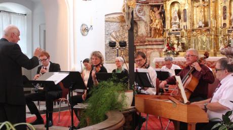 Die Kammermusik St. Wolfgang lieferte unter Leitung und Dirigat von Klaus Hopp-Wiel (links) eine sehr hörenswerte Leistung in der Neuburger Studienkirche ab. 	 	
