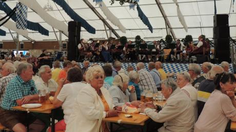 Die Neuburger Senioren genossen gestern im Festzelt der 72. Neuburger Wies’n die Musik und ihre von der Stadt spendierte Brotzeit. Zuerst spielte die Stadtkapelle und dann traten die „Finkenstoana Alphornbläser“ auf. 	