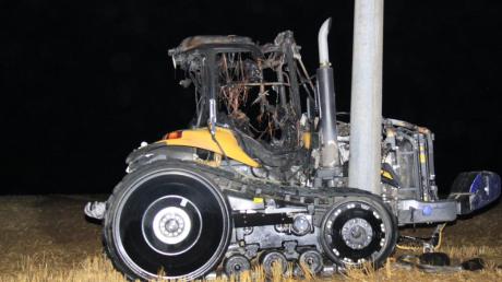 300000 Euro Schaden entstand bei einem Unfall mit diesem Raupentraktor. Dessen Fahrer hatte einen Strommast gerammt. Das Gerät brannte aus. 