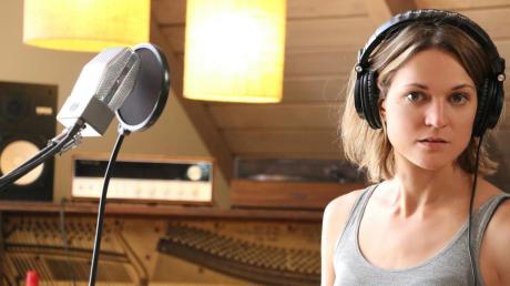 Was fürs Herz und fürs Auge: Amber Rubarth aus Nashville singt auf dem Stadtschall-Festival Balladen.  	