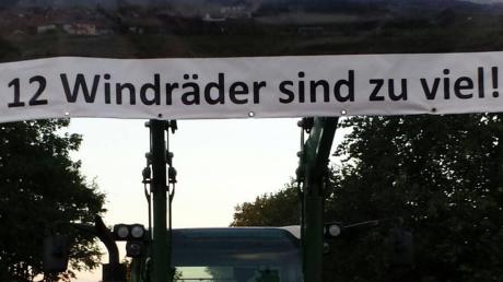 Mit einem großen Banner, das normalerweise am Ortseingang von Weidorf aufgestellt ist, haben betroffene Anrainer ihre Kritik an dem geplanten Windpark kundgetan. 