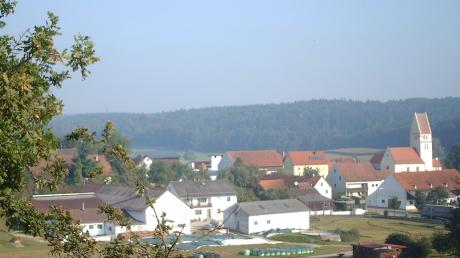 Blick über Haselbach auf die gegenüberliegende Südwestflanke des Haselbachtales, wo die Gemeinde Ehekirchen auf 50 Hektar eine Konzentrationsfläche für Windenergie ausgewiesen hat. 